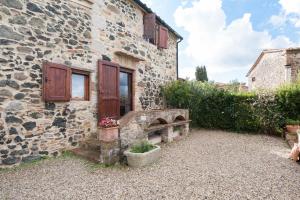 a stone building with a bench and a window at Casa con Piscina Climatizzata - Vecchia Stalla in Casa Montacuto