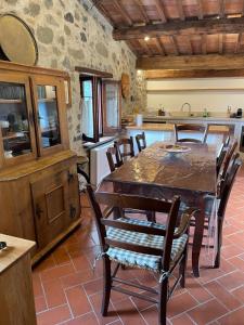 a kitchen with a table and chairs in a room at Casa con Piscina Climatizzata - Vecchia Stalla in Casa Montacuto