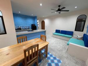 a living room with a table and a couch at Casa Laura Azul in El Cuyo