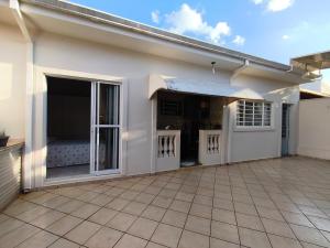a white house with a large patio at Casa Lyrata in Tatuí