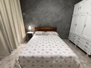 a bedroom with a bed and a dresser at Casa Lyrata in Tatuí