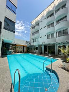 a swimming pool in front of a building at Hotel Remanso in Chimbote