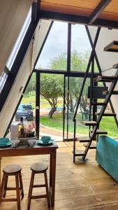 a room with a table and two stools at Cabaña AlpinA Ixmiquilpan in Ixmiquilpan