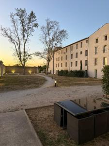 a building with a table in front of a building at Maison S&L in Le Pontet