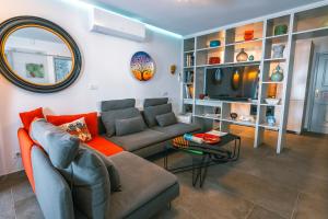 a living room with a couch and a tv at Apartamento Yumbo Iguazu Luxury in Maspalomas
