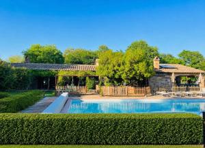 a swimming pool in front of a house at Agriturismo Eco-Bio Villa Vacasio in Pitigliano