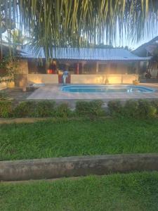 a house with a swimming pool in a yard at chacara cheiro da mata in Manacapuru