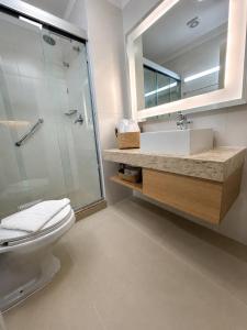 a bathroom with a toilet and a sink and a shower at Flat em Santos próximo a praia e Vila Belmiro in Santos