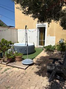 a garden with a bath tub in the middle of a yard at Villa playa in Valras-Plage