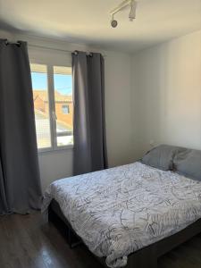 a bedroom with a bed and a window at Villa playa in Valras-Plage