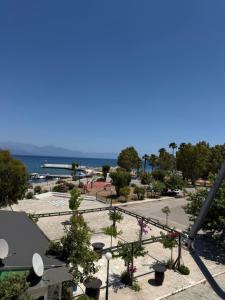 a view of a park with the ocean in the background at Angelika Rooms in Longá