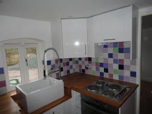 eine Küche mit Spüle und Herd in der Unterkunft Watercress Barns in Sittingbourne + 57 Fotos