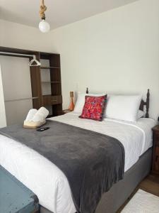 a bedroom with a large white bed with pillows at Casa Mura in San Lorenzo El Cubo