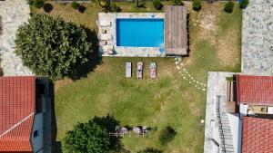 an overhead view of a yard with a swimming pool at Guesthouse Micaj HORA in Himare