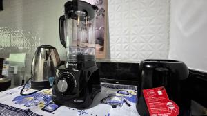 a blender sitting on top of a counter at Apartamento com piscina privativa 7 minutos da basílica in Aparecida