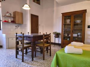a kitchen with a table and chairs in a room at La casetta del masso in Sorano