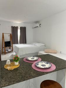 two plates on a counter in a room with two beds at Apartamento da Kenia in Canoa Quebrada