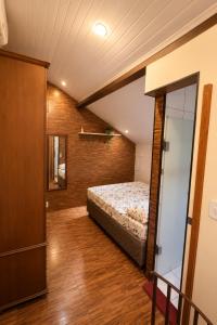 a bedroom with a bed in a room at Apartamento com Lareira a 5 Min da Feirinha do Alto - Piscina e Sauna in Teresópolis +22 photos