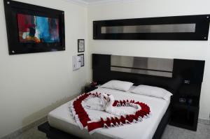 a bedroom with a bed with a red and white blanket at Torettos in Yumbo +45 photos