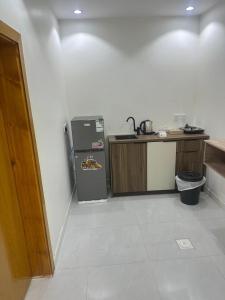 a small kitchen with a refrigerator and a counter at شقة غرفتين وصالة in Musaylah