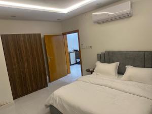 a bedroom with a bed and a air conditioner at شقة غرفتين وصالة in Musaylah