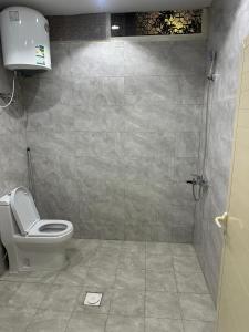 a bathroom with a toilet and a shower at شقة غرفتين وصالة in Musaylah