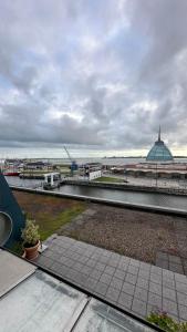 a view of a city from the roof of a building at FeWo am Deich im Columbus Center mit Pool und Aufzug in Bremerhaven