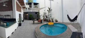 a courtyard with a hot tub in the middle of a building at Casa Lo de Linda in Lo de Marcos