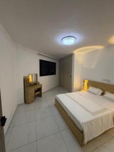 a bedroom with a large bed and a television at Résidence sauver in Abidjan