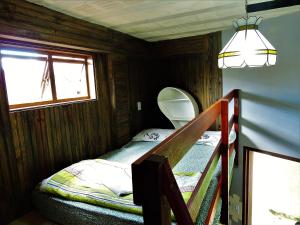 Habitación pequeña con litera y ventana en Suite na Montanha Magica, en São Thomé das Letras
