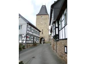 eine leere Straße neben einem Gebäude mit einem Turm in der Unterkunft "Kramer" - Basement in Hennef + 12 Fotos