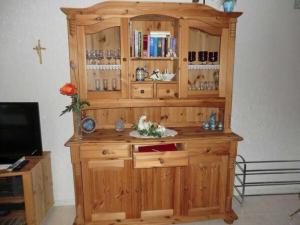 ein hölzerner Schrank mit einer Bar in einem Zimmer in der Unterkunft "Kramer" - Basement in Hennef