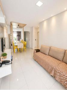 a living room with a couch and a dining room at Apartamento em Caruaru 3 quartos completo in Caruaru