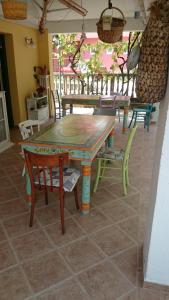 una mesa y sillas en un patio en House Grabic en Tivat