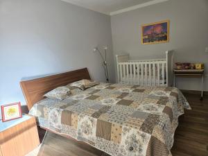a bedroom with a bed and a crib at Chácara Minas Garten in Jundiaí +23 photos