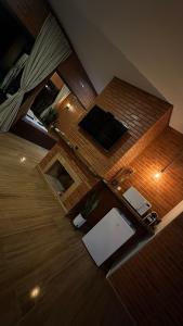 an overhead view of a room with a desk and a television at Chalé Raízes in Joanópolis