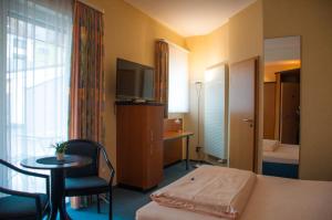 Llit o llits en una habitació de Hotel Stadt Püttlingen