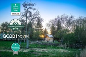 a sign for a garden with a house in the background at Walnussnest - Tiny House im Grünen in Bäbelin +32 photos