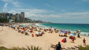 un gran grupo de personas en una playa en Aragão Botafogo Studio, en Río de Janeiro