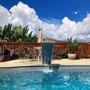a water fountain in a swimming pool at Pousada Iandara in Pirenópolis