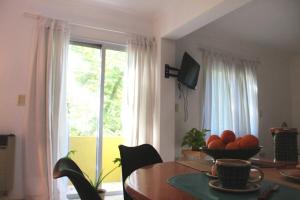 a dining room with a table and a window at A bright, centrally located apartment in Barraquero