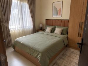 a bedroom with a large bed and a window at Olympus House Meublé Kena in San Aparicio