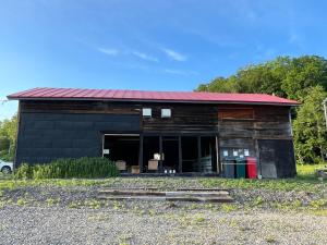 a black barn with a red roof at EL CAMINO Makkari in Makkari