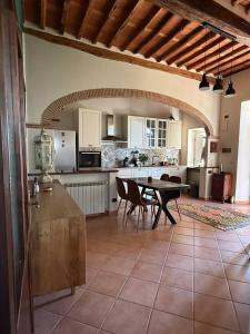 a kitchen with a table and chairs in a room at Villa Gopal Natura Toscana vicino Lucca 7 posti in Capannori