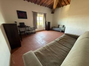 a living room with a couch and a table at Villa Gopal Natura Toscana vicino Lucca 7 posti in Capannori