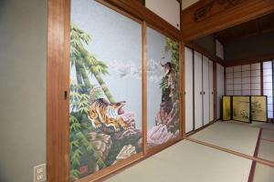 a room with a painting of a tiger on the wall at 縁-en- in Zentsuji