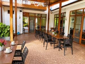 a dining room with a long table and chairs at Къща за гости Пролет in Valevtsi