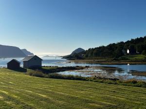 ein Haus am Ufer eines Gewässers in der Unterkunft Apartament Ratvika in Ålesund