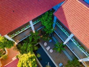 an overhead view of a building with trees and plants at The Laneway Hostel in Xuân Sơn