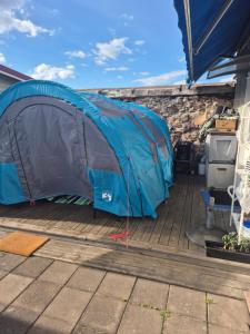 ein Zelt, das auf einem Deck steht in der Unterkunft Zingo in Borgholm
